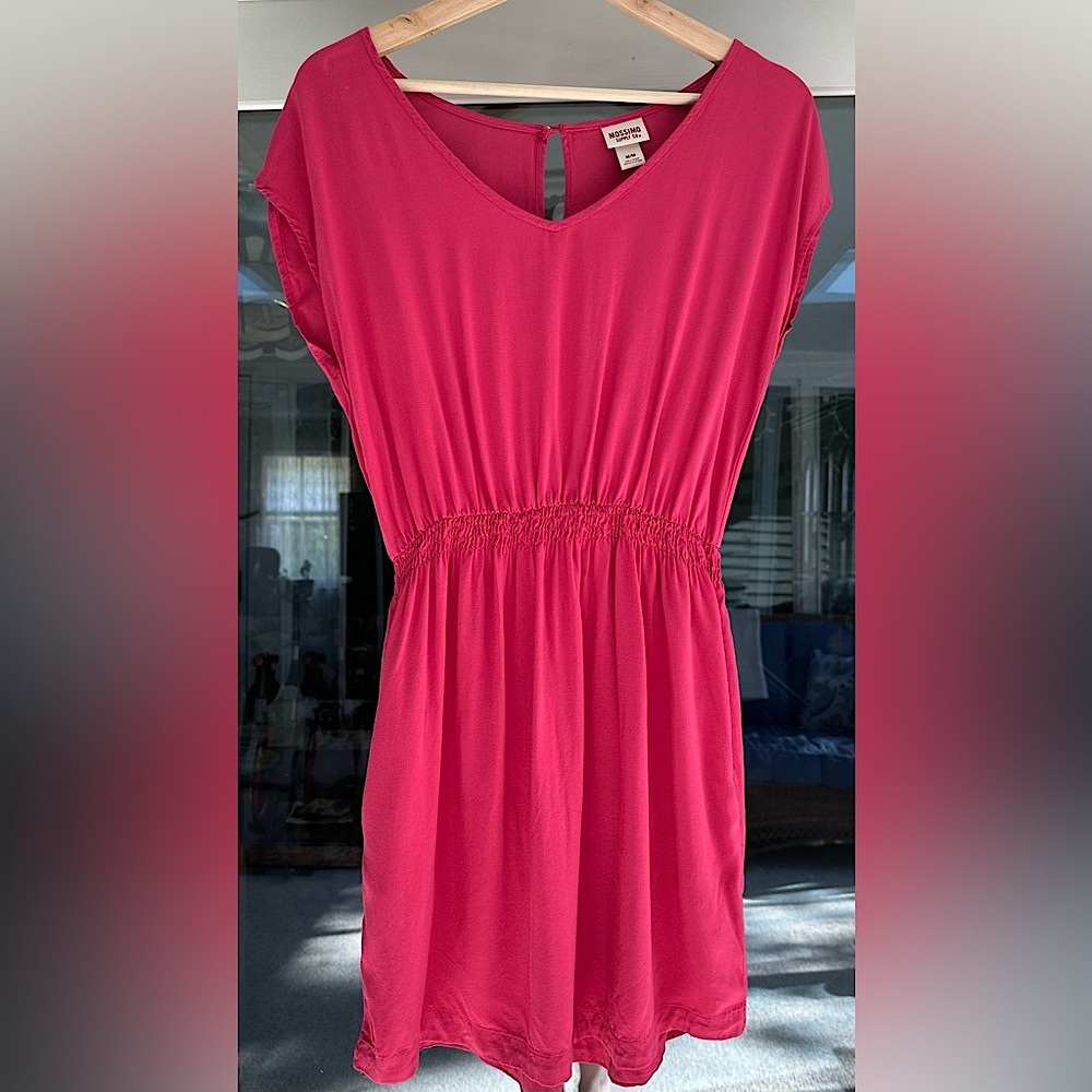 Pink Mossimo dress with pockets and elastic waist.